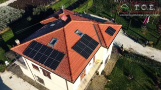 ☀ IL FOTOVOLTAICO CHE FA LA DIFFERENZA! ☀
A Pistoia, Carlo ha scelto TCE per il suo nuovo impianto fotovoltaico:
⚡ più energia, 
🔋 più efficienza 
💰 più risparmio 
Vediamo nel dettaglio l’impianto:
✅ 15 moduli Trinasolar ad alta resa 
✅ Ottimizzatori di potenza per massimizzare la produzione 
✅ Installazione su più falde per sfruttare ogni raggio di sole 
💡 Investire nel fotovoltaico significa risparmiare e valorizzare la tua casa 🏠.
📩 Scopri come possiamo aiutarti a fare la scelta giusta!
#tcesrlatwork #solaredgeinverters #solaredgepv #energierinnovabili #fotovoltaico #trinasolar #wurthitalia